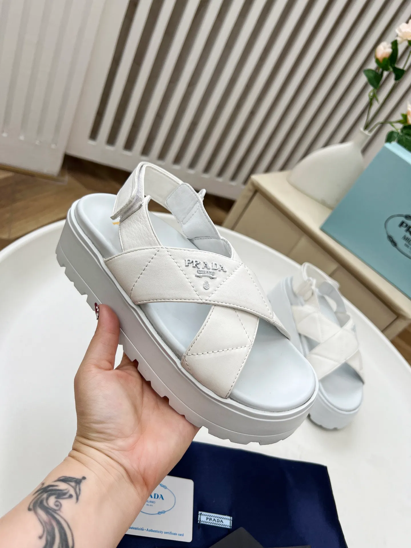 👟👟Ex-factory price 440👟👟 Prada/Prada 25ss summer new couple's beach thick-soled Birkenstock sandals. This shoe style is really a classic design that will not go out of style and is in line with everyone's current pursuit of comfortable and healthy wearing concepts. It is regarded by many domestic and foreign celebrities and fashionistas as an important choice for daily slippers. ✔Upper: imported super soft sheepskin ✔Inner lining: imported sheepskin ✔Hardware: Original molded split hardware ✔Outsole: Ultra-light, wear-resistant and non-slip foam sole ✔Number of yards: 35~40 (custom-made 40 pieces are non-refundable)